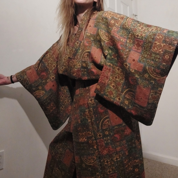Vintage 50's 60's Japanese silk Kimono w/ tapestry design - Picture 5 of 16